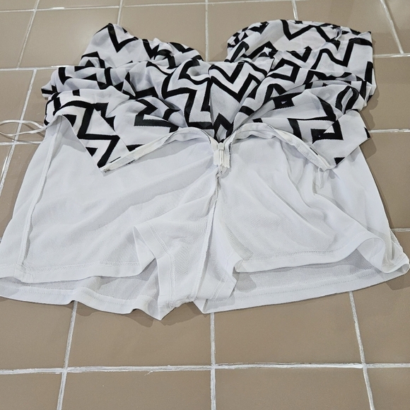 Miss Avenue double layered Chevron shorts. Size large. - Picture 5 of 5